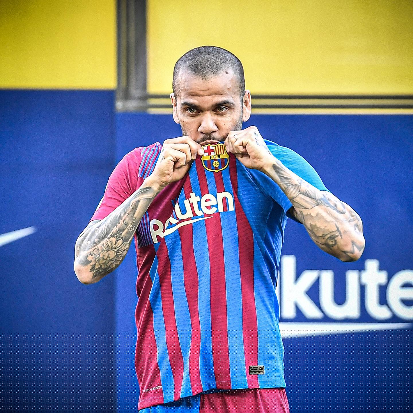 阿尔维斯正式亮相诺坎普球场