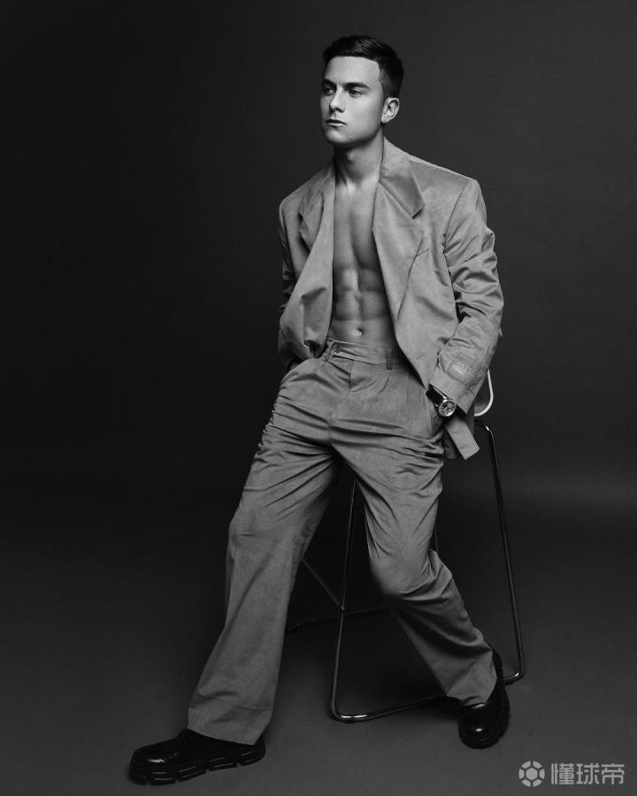 迪巴拉摆出了自己标志性的庆祝动作,他还拍摄了身着西装露出腹肌的