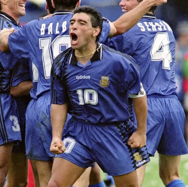 1994 - 世界杯对阵希腊的进球马拉多纳在 1990 年第二次参加世界杯