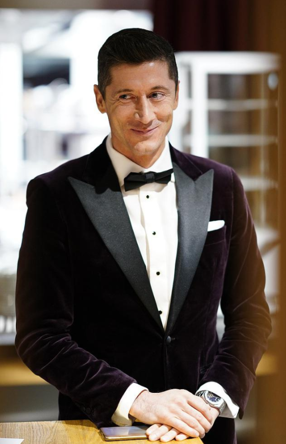 莱万的西装杀~|懂球帝