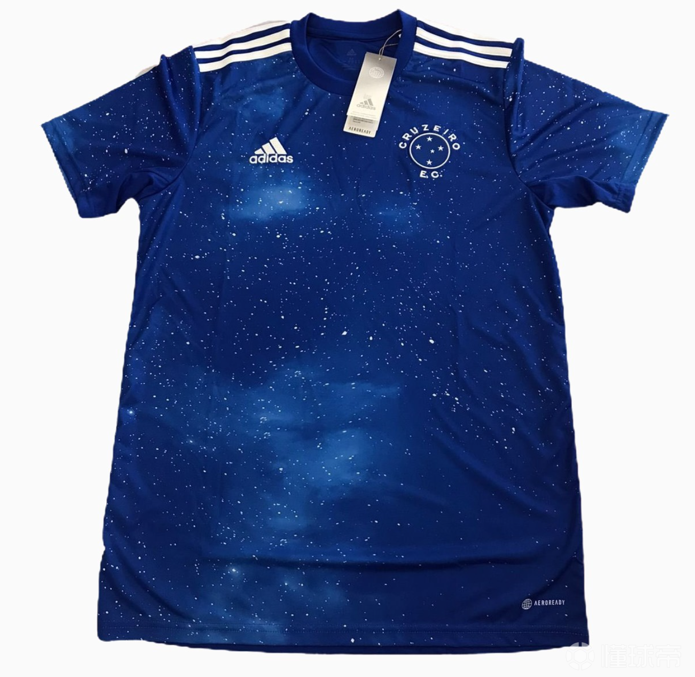 克鲁塞罗2022年的新款主场球衣为深蓝色整
