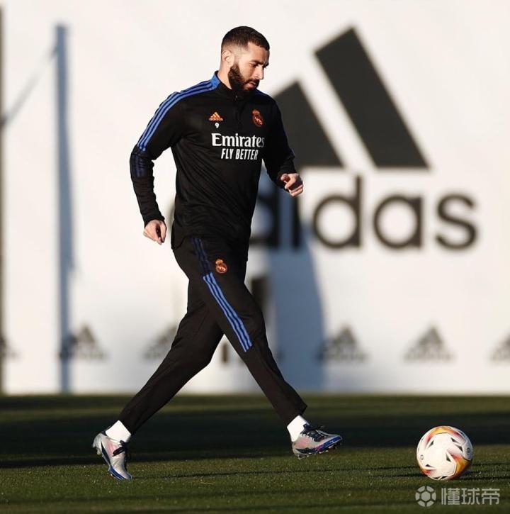 据此前媒体报道称,本泽马肌肉不适,周末出战加的斯成疑.