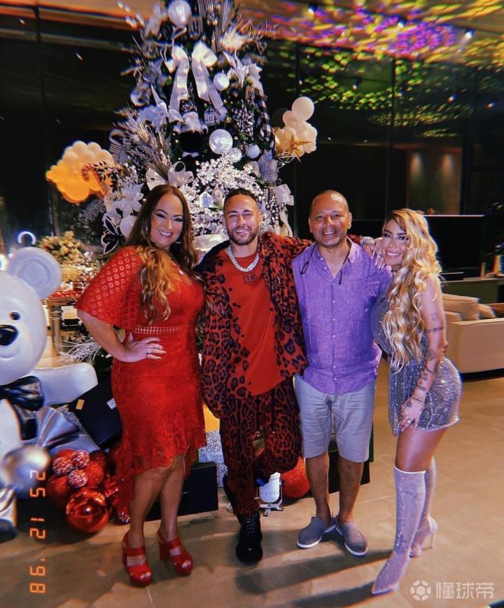 一起过圣诞节内马尔与母亲合影留念