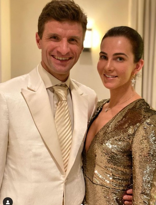 穆勒和丽莎盛装打扮祝愿新年快乐保持健康