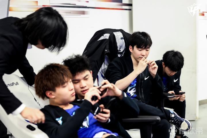 up战队新阵容选手故事夜晚的马拉松