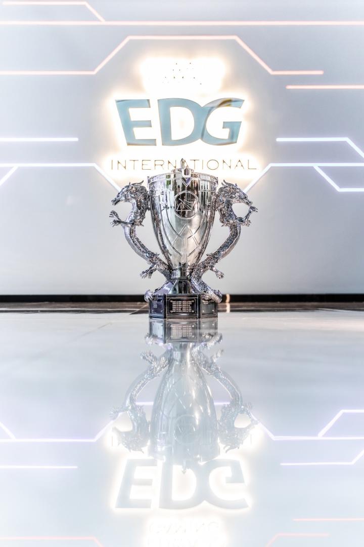 edgs11冠军奖杯lpl夏季赛冠军银龙杯复刻版已运抵基地
