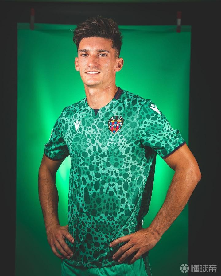 莱万特发布202223赛季第三球衣