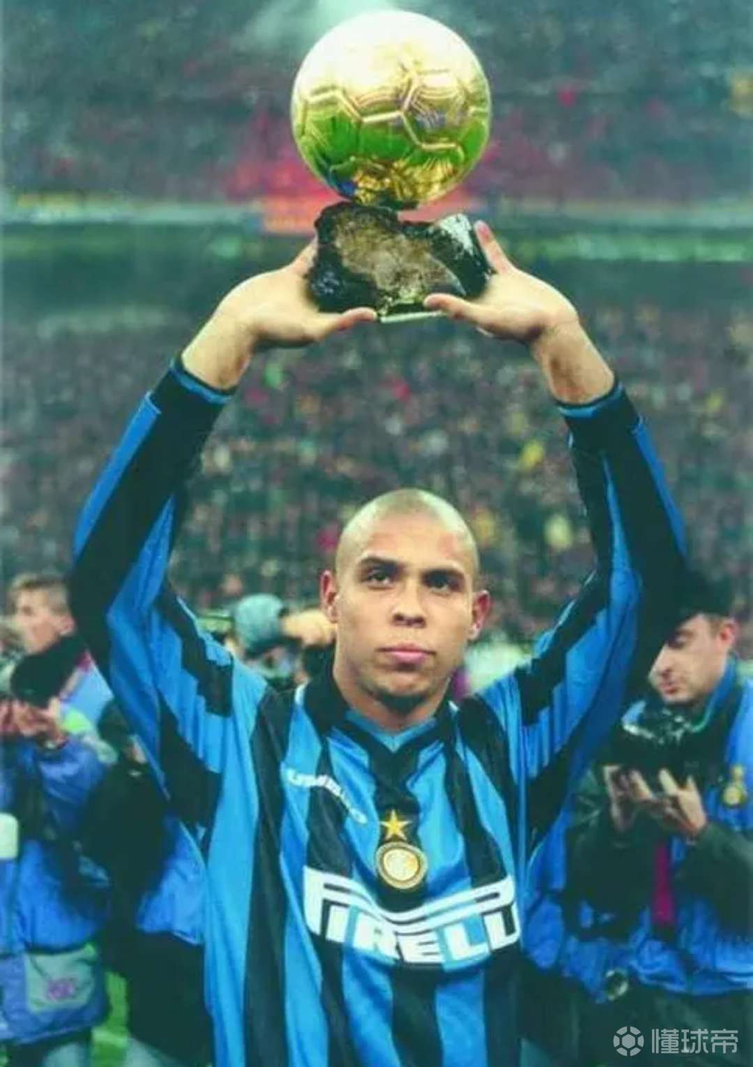 2011年的今天罗纳尔多含泪宣布退役世界足坛