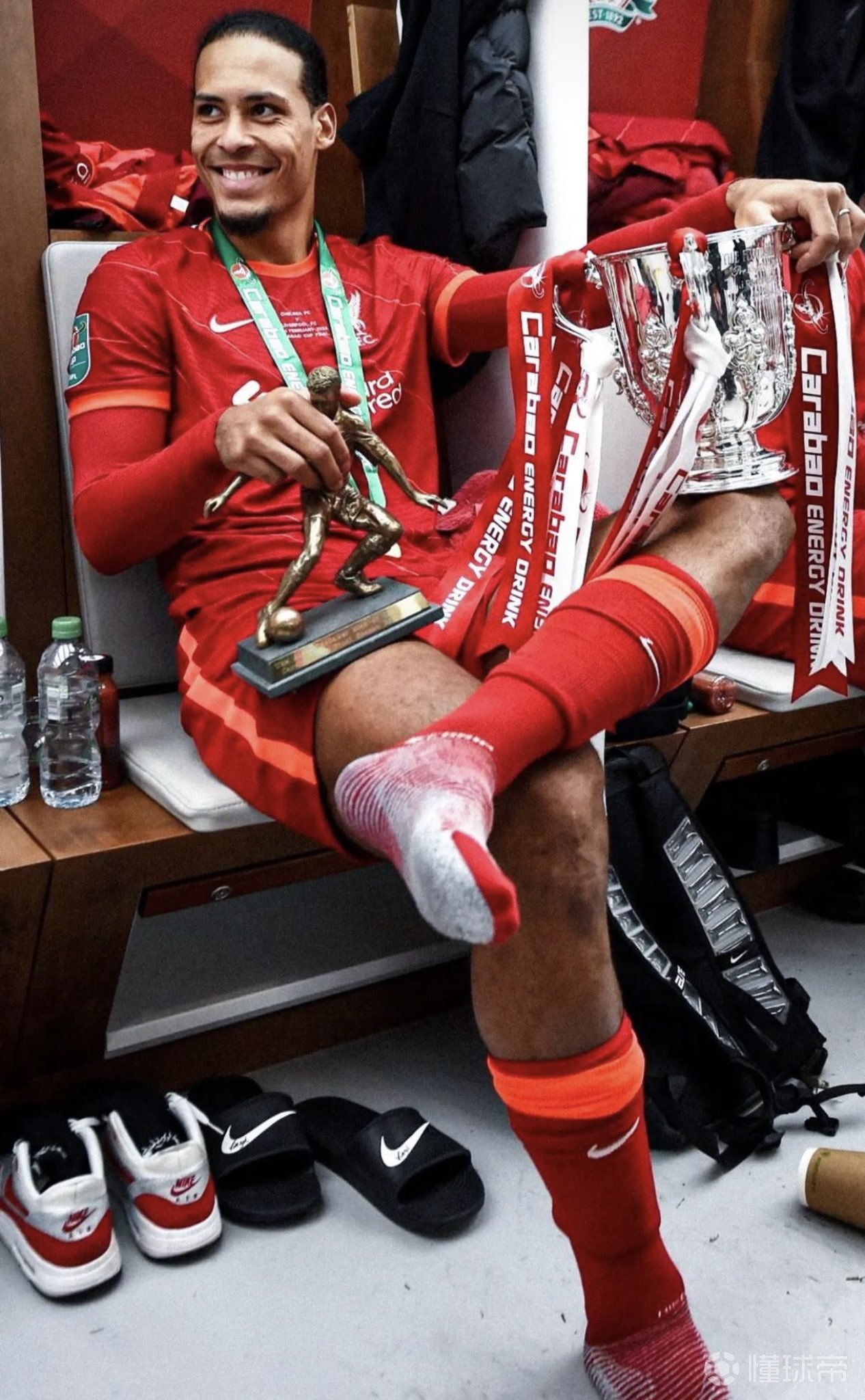 范迪克激情庆祝球队加冕英联杯冠军