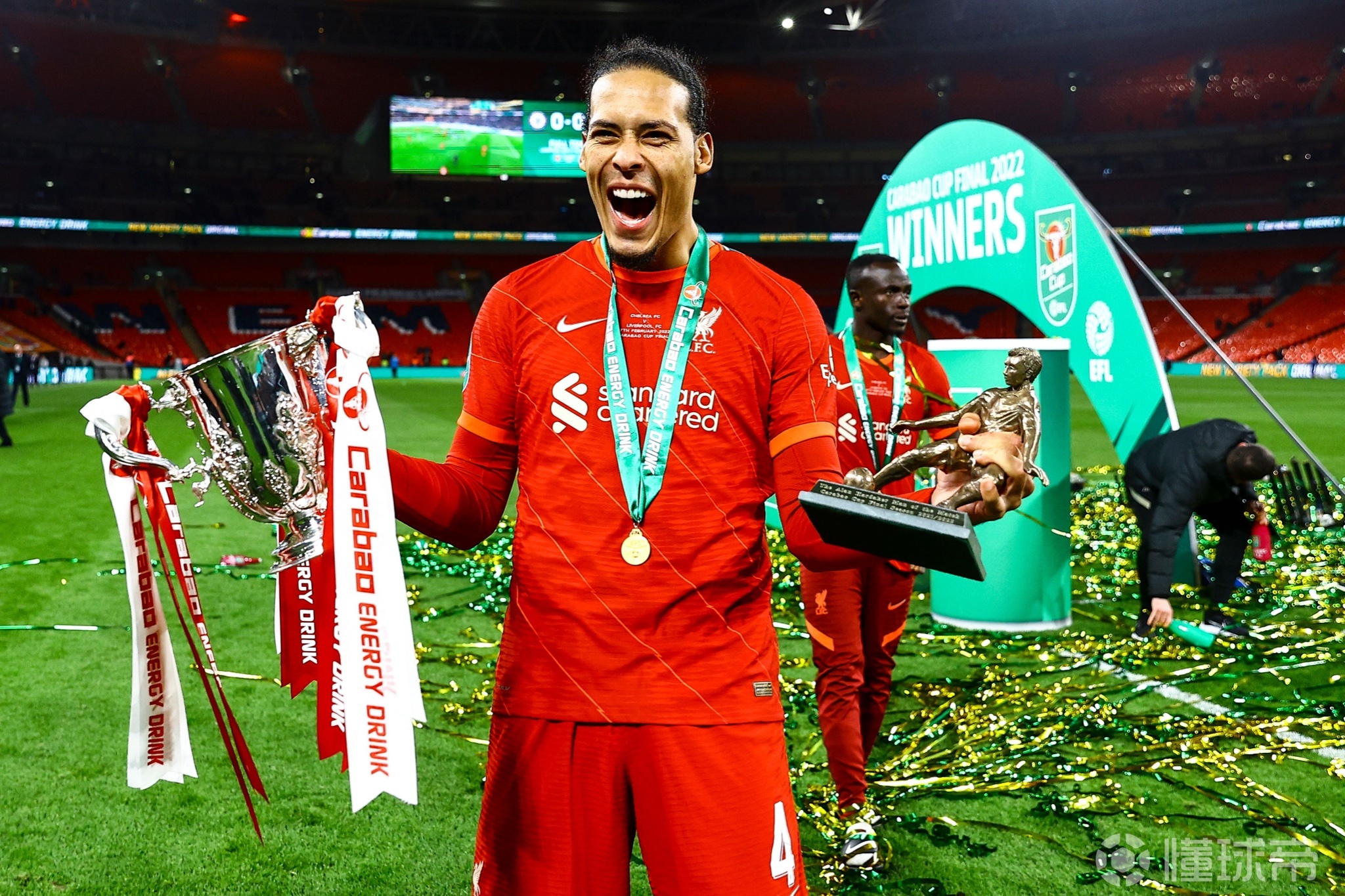 范迪克激情庆祝球队加冕英联杯冠军