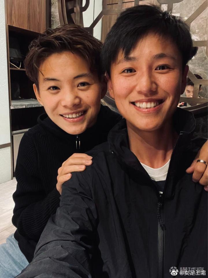 王霜与搜救飞行员宋寅聚餐合影舒克舒克我是贝塔