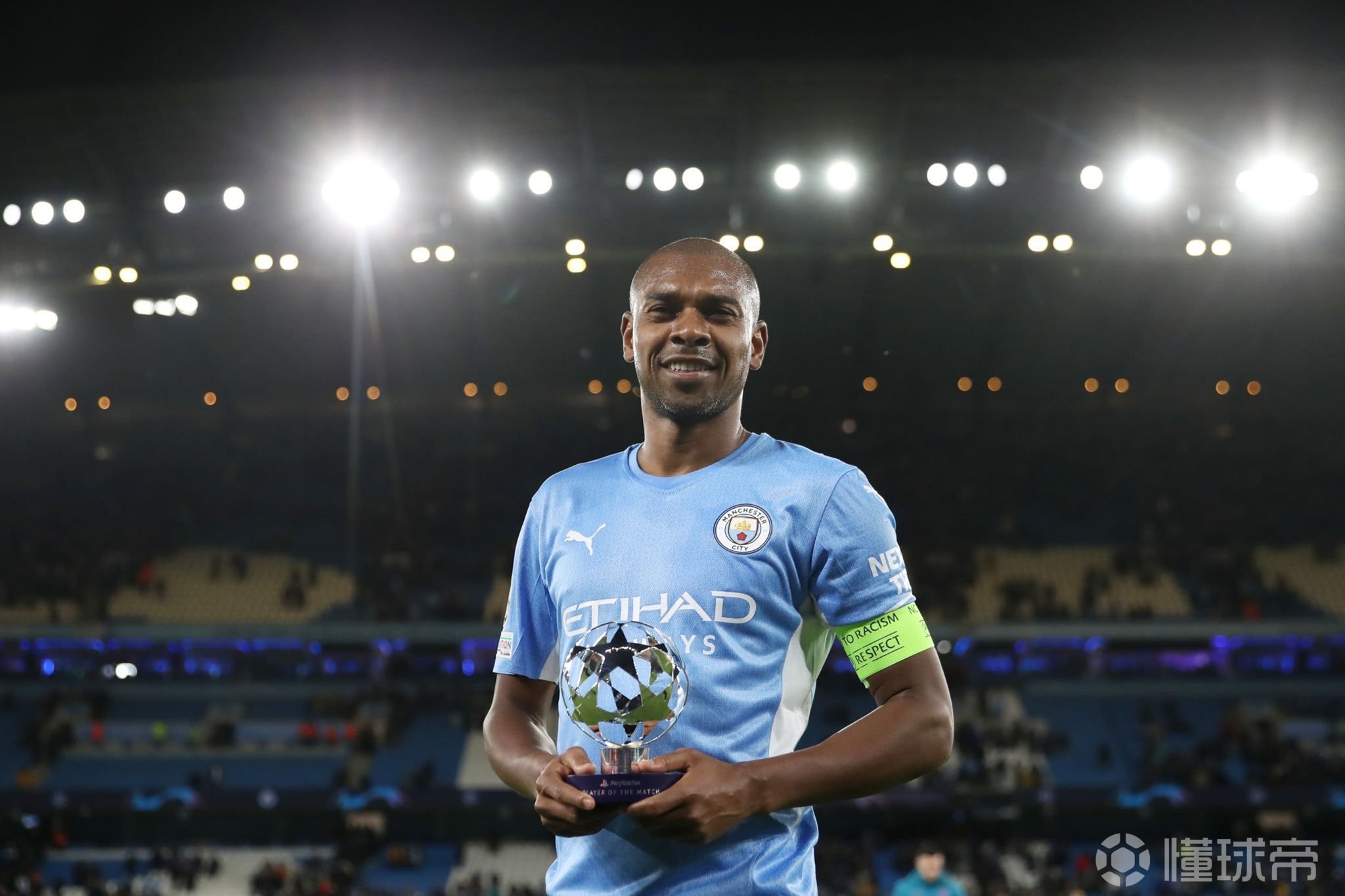 官方费尔南迪尼奥当选曼城vs葡萄牙体育全场最佳球员
