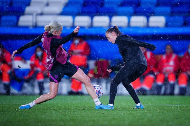 巾帼巴萨丨又美又飒女队抵达马德里