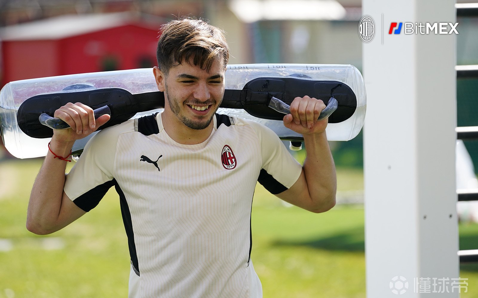 在阳光明媚的米兰内洛撸铁