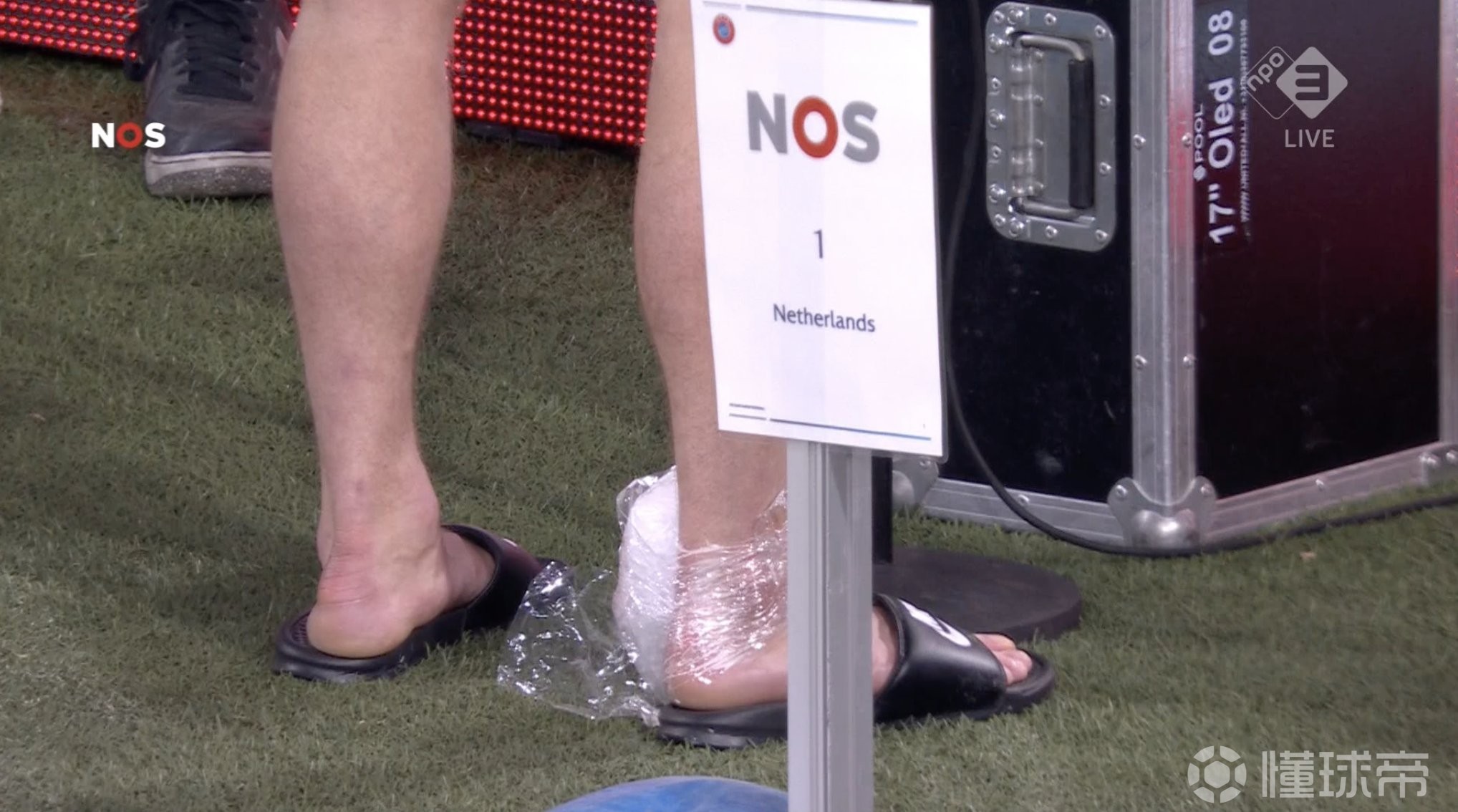 德容赛后总会有些疼痛所以在冰敷脚踝没什么好担心的