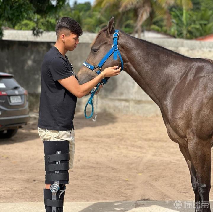 受伤在家恢复的凯奥若热近日回到了巴西可以看出他