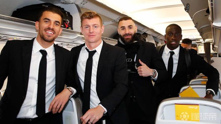 图集皇马男模团抵达伦敦本泽马朝镜头比耶