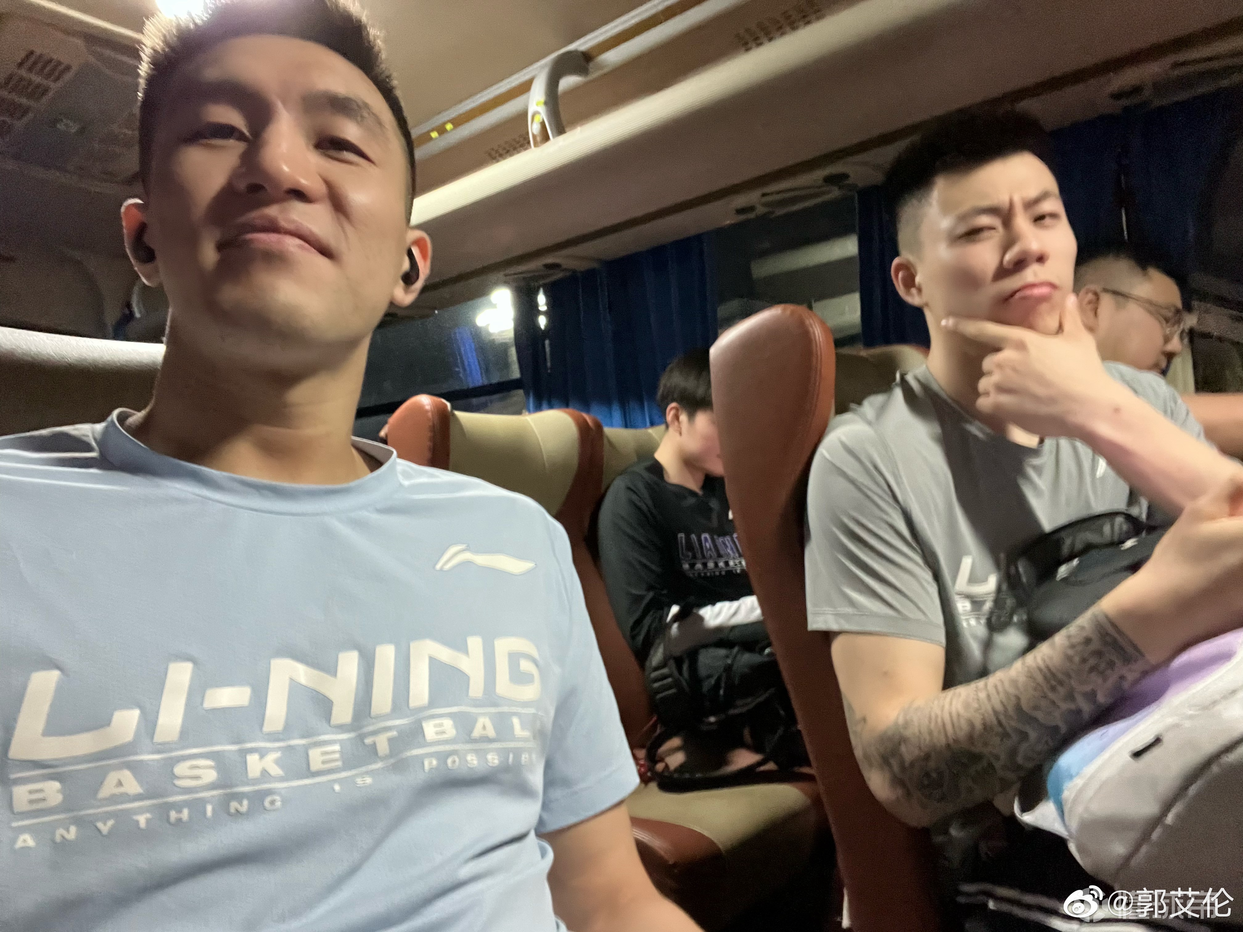 郭艾伦赛后晒与张镇麟合影今天这小子挺能蒙比我能蒙