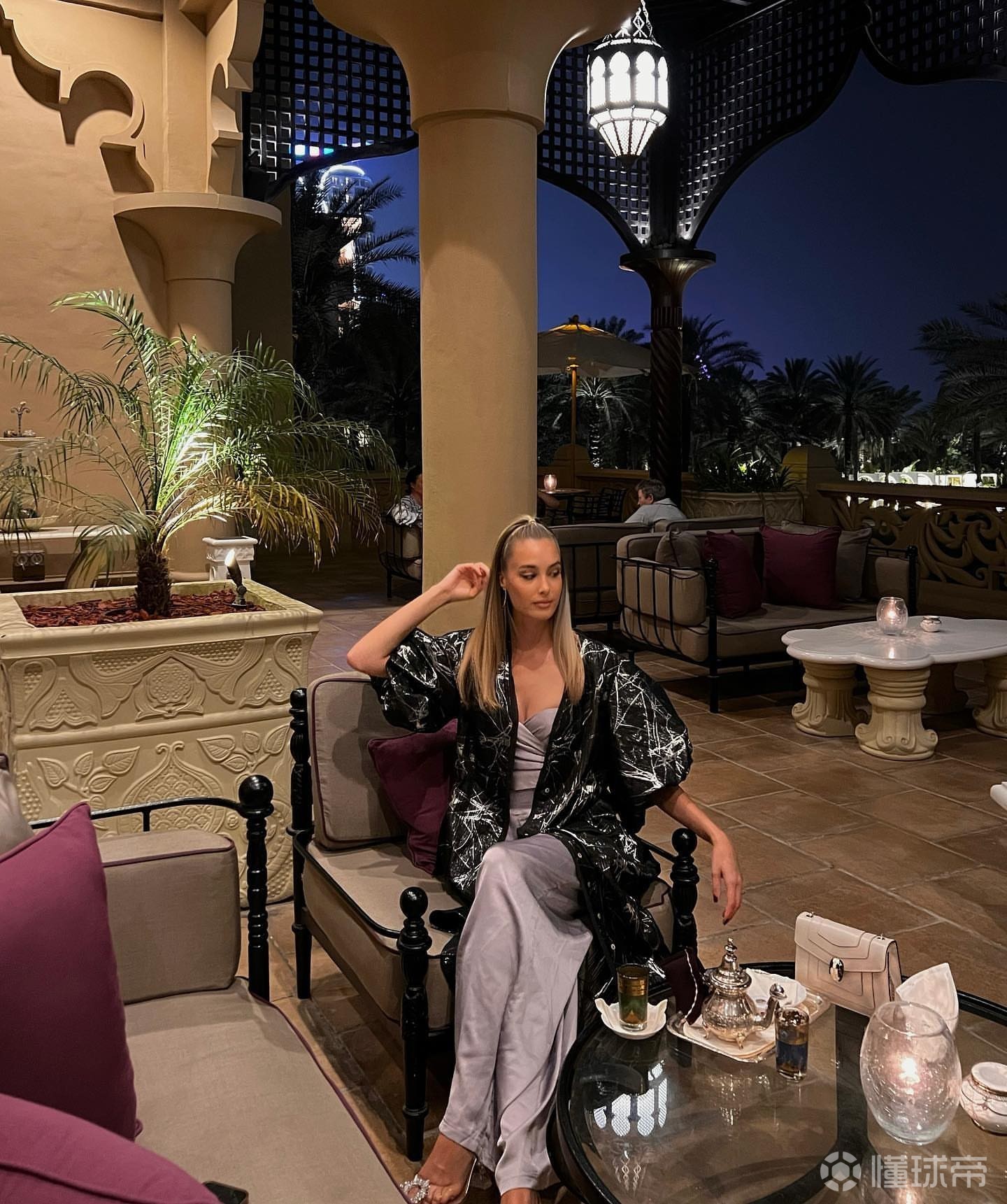 瓦尔加享受迪拜的初夏夜举手投足尽显名模魅力