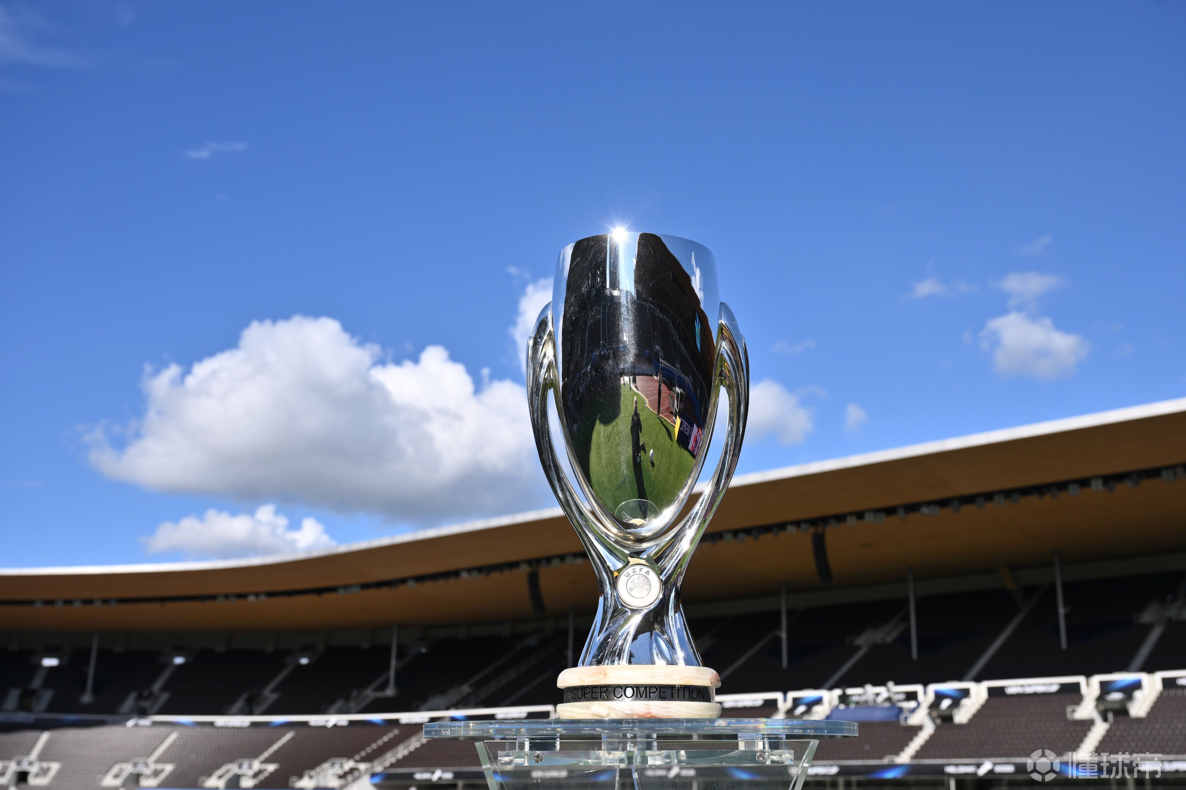 今晚谁将捧起它欧冠官方晒欧超杯冠军奖杯照片