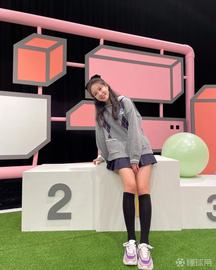 世界杯上一笑成名的韩国美女主播张艺媛