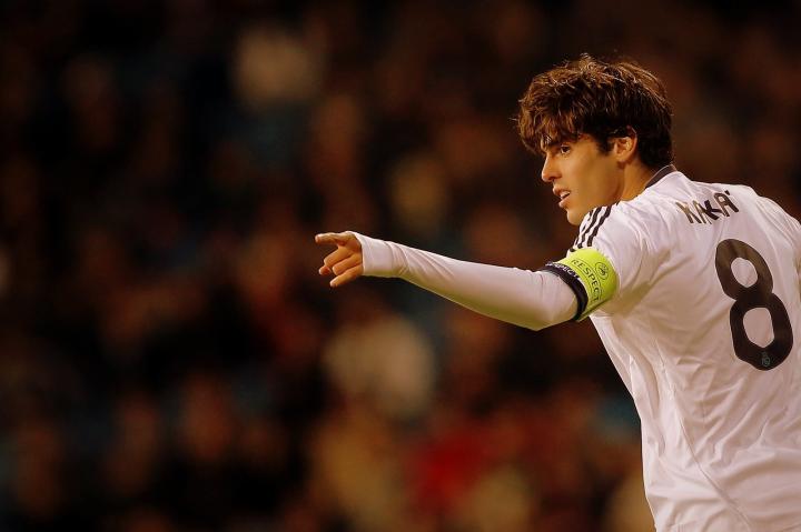 卡卡高清图集那个双手指向天空的少年