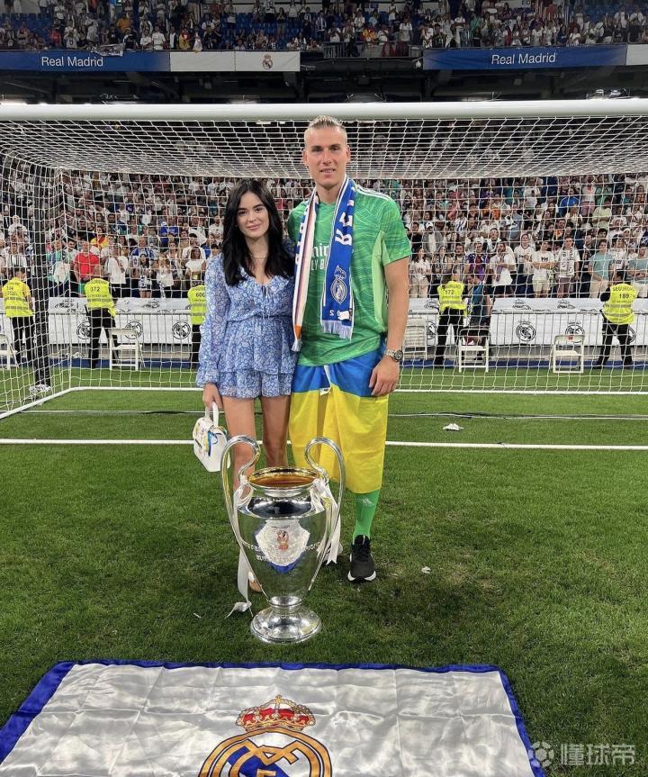 夺冠庆典怎能少的了皇马太太团图一罗德里戈女友
