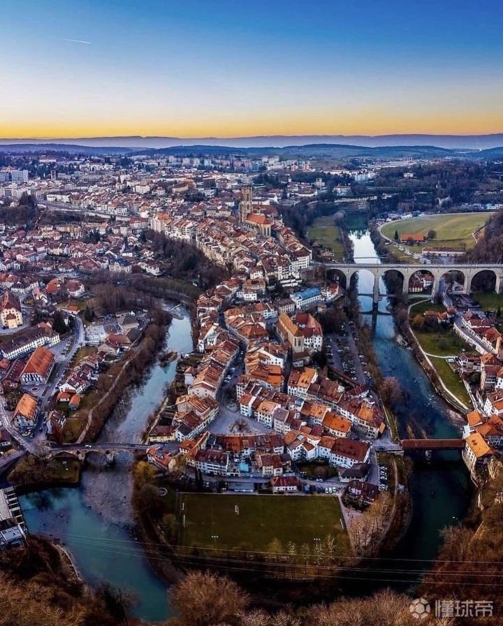 球场丨瑞士弗里堡的不同季节你最喜欢在哪个季节踢球