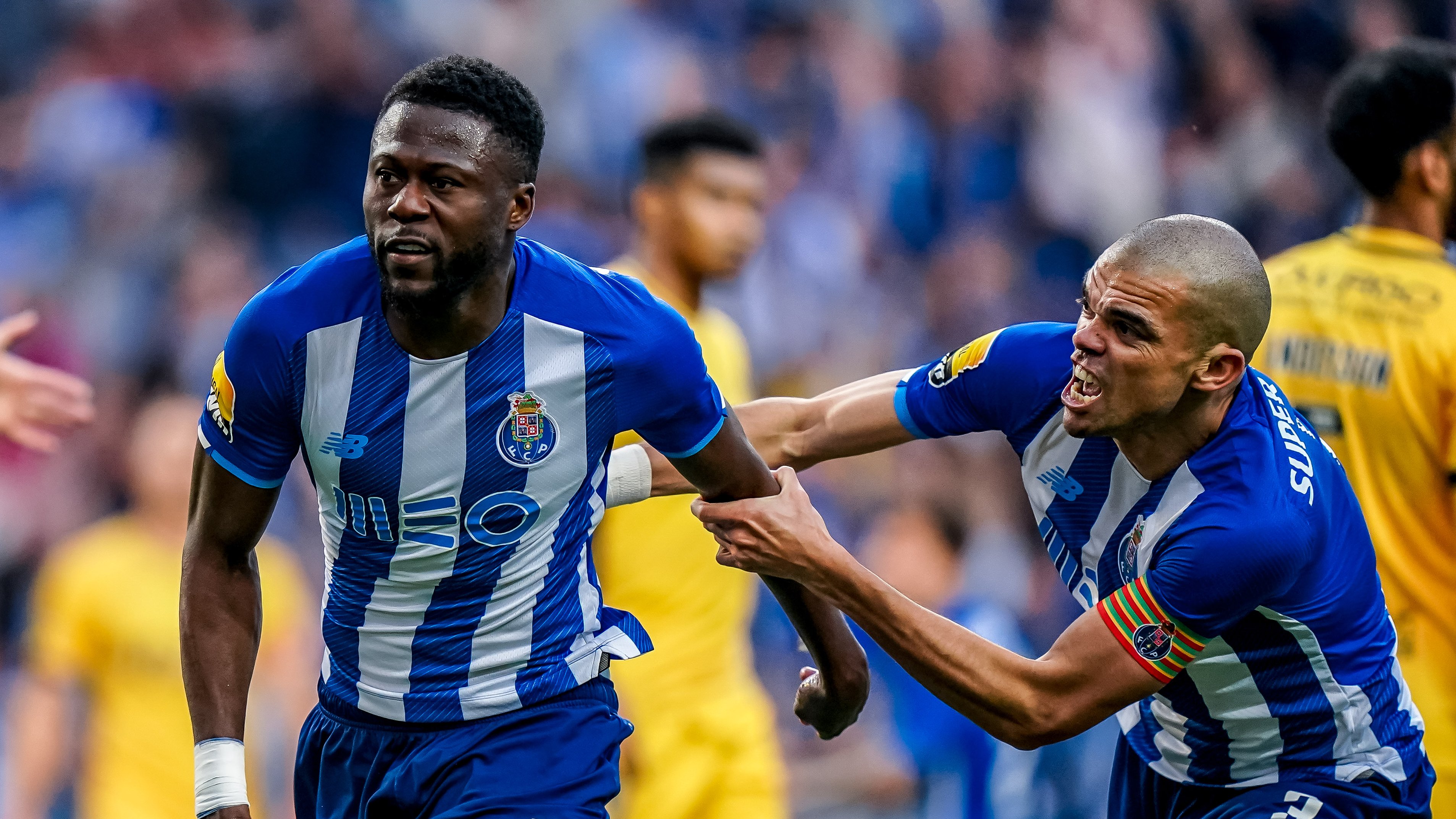 波尔图中卫佩佩和姆本巴分别当选2122赛季葡超最佳中卫