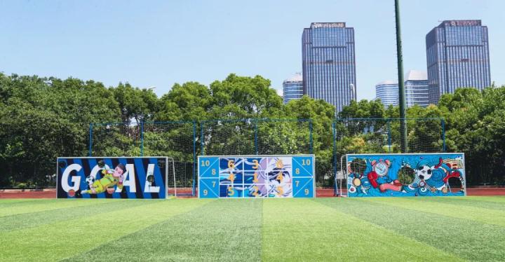 射门墙,轮胎阵等娱乐区是您发挥想象,一展脚法的不二选择;健身房,体适