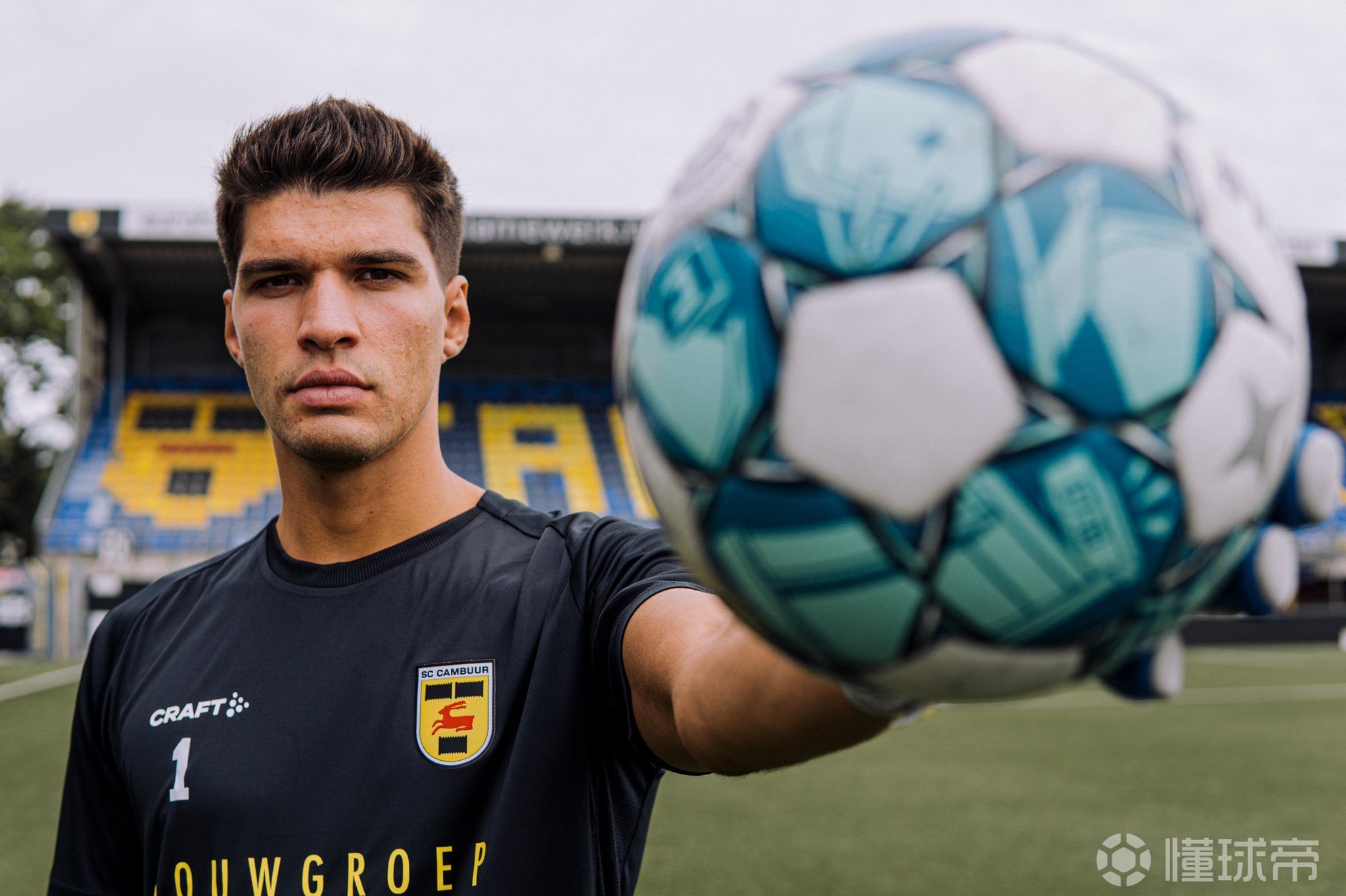 官方埃弗顿门将维尔吉尼亚加盟荷甲坎布尔22岁